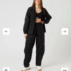 Parachute pants - Bucket från Björn Borg. Aldrig använda men utan lapp. Ny pris 1099 kr.