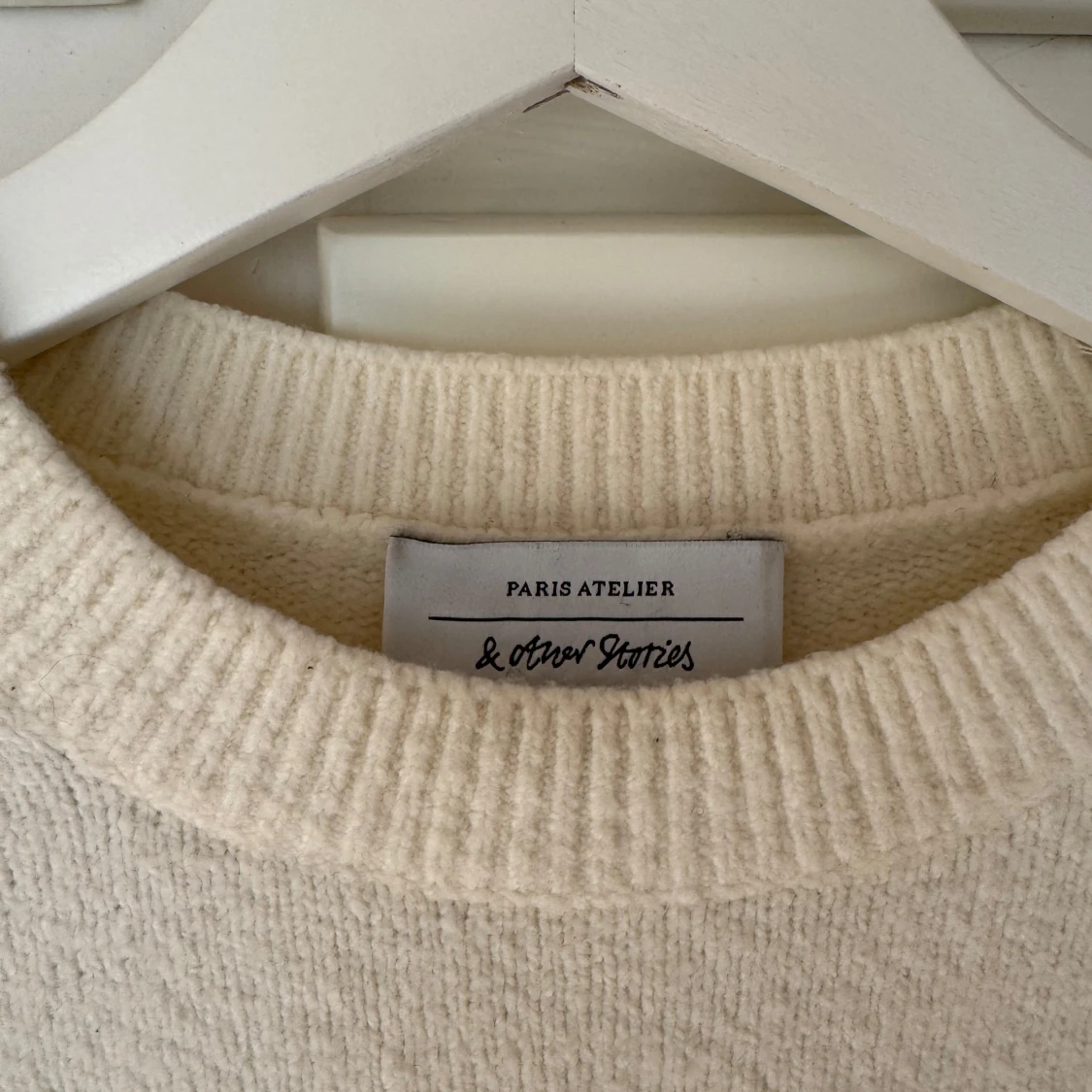 Vit stickad tröja med avslappnad passform  - 2