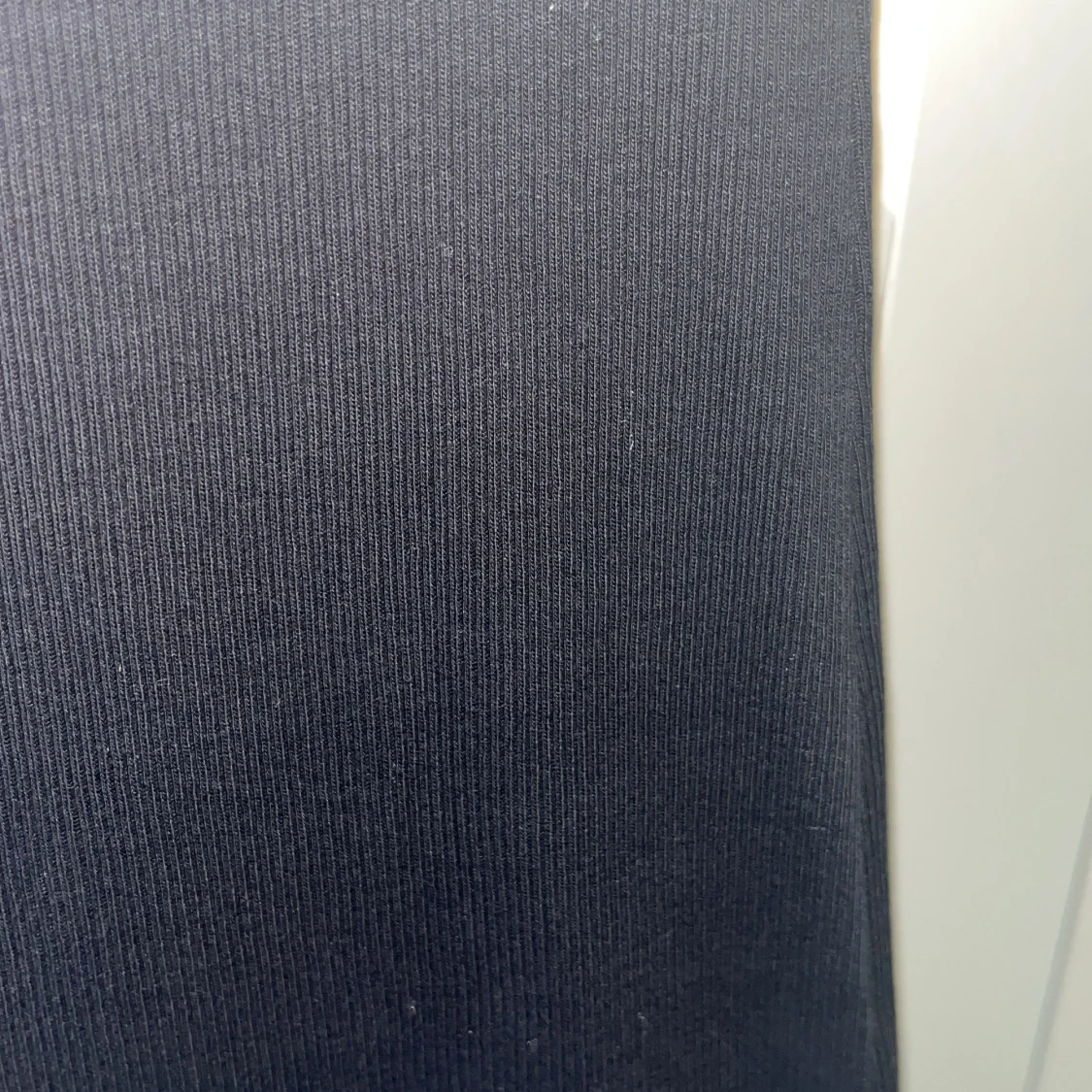 Svart ribbad långklänning med slits - 2