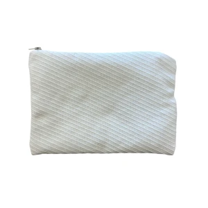 Vit kuvertväska med dragkedja - Stilren vit kuvertväska med diskret diagonalt mönster och dragkedja upptill. Perfekt att ha med sig för att hålla koll på småsaker eller använda som enkel accessoar. Enkel och clean design som passar till många outfits.