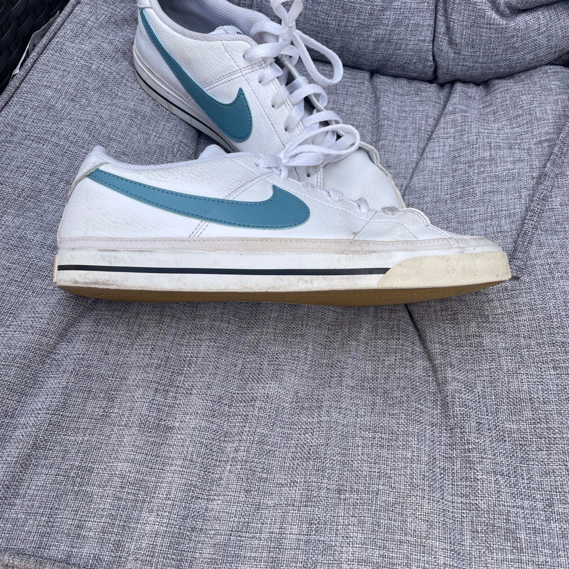 Vita Nike sneakers med blå detaljer - 1