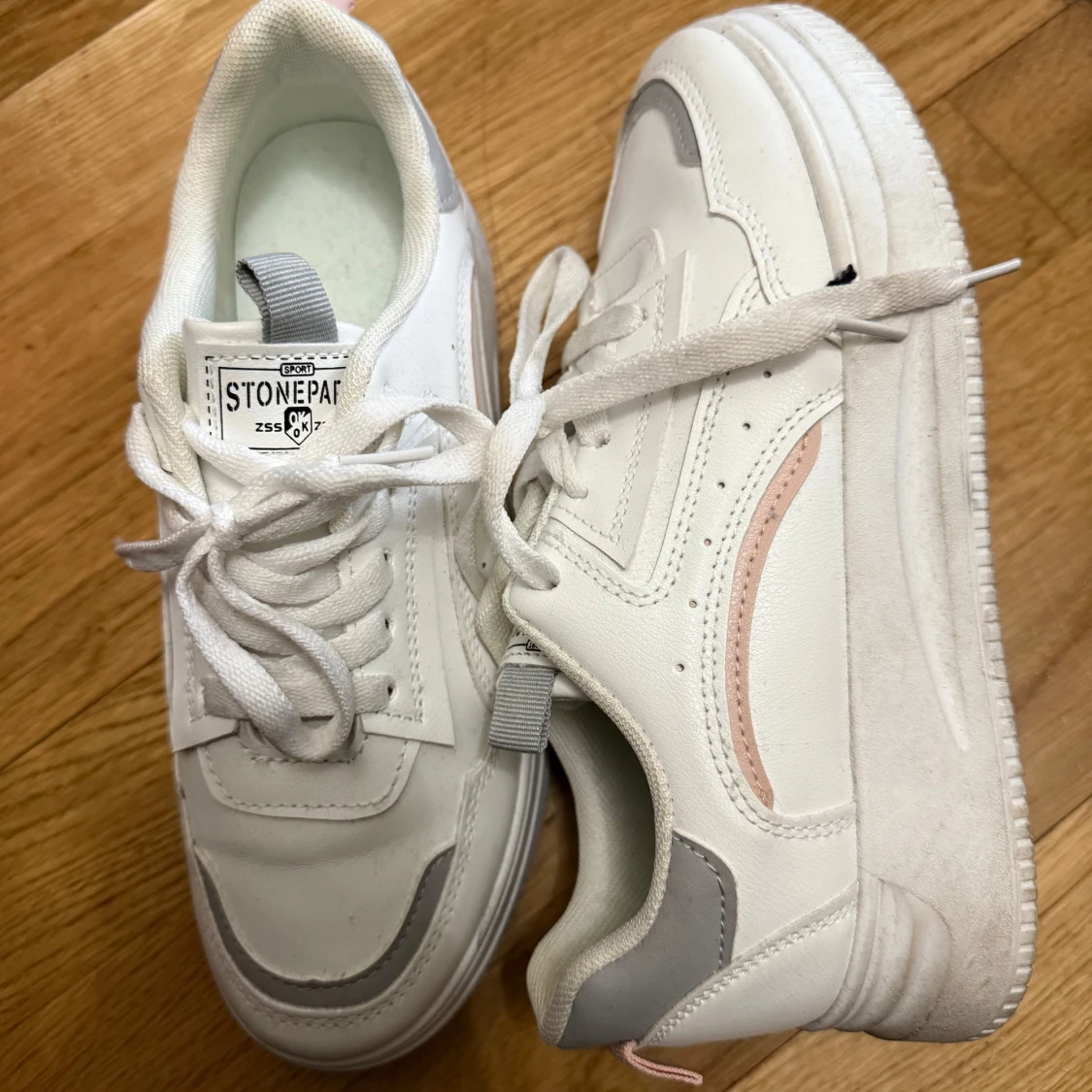 Vita sneakers från Stonepark - 2