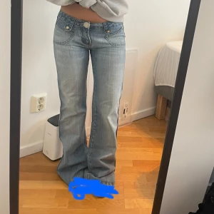 Lågmidjade Jeans - Säljer ett par super snygga jeans från Venus Ross! De är lite slitna längst ner (förra ägaren) och knappen sitter lite löst men tror att de ska vara så. Mått: midjemått 38cm, Innerbenslängd 80.5cm