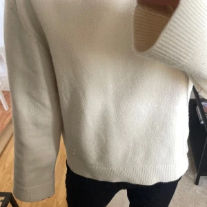 Krämvit stickad tröja - Säljer denna mysiga stickade tröjan🩷🩷använd fåtal gånger!!