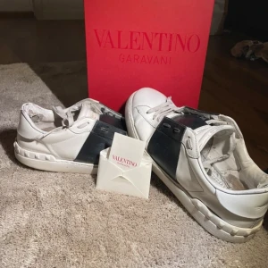 Valentino opens - Svartvita riktigt snygga opens, bara att skriva vid intresse! Obs saknar en sula till ena skon.