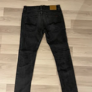 Nudie Jeans - Säljer dessa feta Nudie Jeans. De är i mycket bra skick utan defekter. Storlek 32,33. Nypris runt 1600. Skriv gärna vid frågor eller intresse.