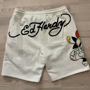 ed hardy shorts 🤍 - så sköna shorts från ed hardy, aldrig använda. sista bilden är samma modell på. ok att köpa direkt 🤍