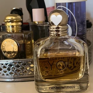 Because It's You från Emporio Armani - Elegant parfym från Emporio Armani, Den är 100ml och skulle säga det är 80-75 ml kvar💕