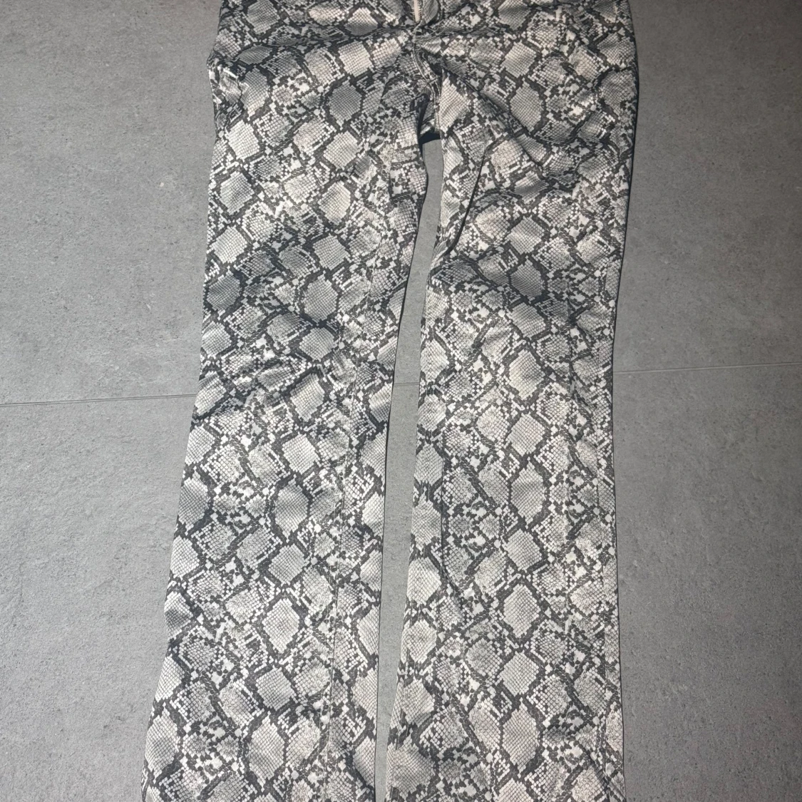 Ormmönstrade byxor - 1