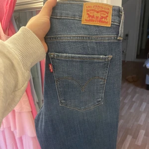 Levi's 314 Shaping Straight Jeans - Säljer ett par klassiska blå Levi's 314 Shaping Straight jeans. De har en rak passform och är perfekta för en avslappnad stil. Strl 28 och passar i längden 165-170