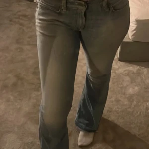 Blå bootcut jeans - Snygga blå bootcut jeans med en klassisk femficksdesign. De har en lågmidjad passform 💕