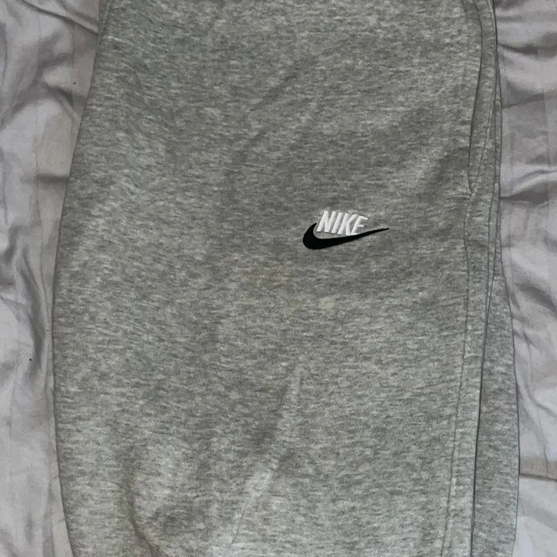Grå mjukisbyxor från Nike