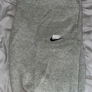 Grå mjukisbyxor från Nike - Säljer ett par grå mjukisbyxor från Nike. Använda fåtal gånger, strl S