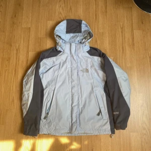 Ljusblå The North Face Raintex Summit Series Jacka med Fleece - Säljer denna då den inte längre används. Pris går att diskutera.