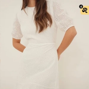 Studentklänning  - Vit klänning med öppen rygg, perfekt till studenten