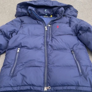 Ralph lauren puffer - Säljer denna snygga Ralph lauren dunjacka i Storlek M men passar som S |Skick 10/10 aldrig använd| Skriv vid frågor och annat😻