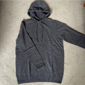 Merinoull Hoodie - En sjukt snygg och stilig hoodie i 100% Merinoull!🌟Perfekt tröja till våren och sommaren! Storlek M, använd max 3 gånger, inga defekter! Hör av dig vid intresse eller minsta fundering😊