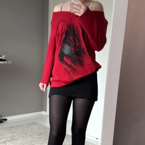 Röd offshoulder tröja från Esprit - Säljer en cool röd offshoulder tröja från Esprit med ett tryck på framsidan. Den är perfekt för utekvällar och passar i många olika stiler. Den har bara andvänts en gång och är i mycket bra sick. Storleken är M/L men är själv en s/xs och sitter lite löst på mig!