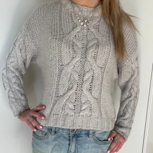 Grå stickad tröja med flätmönster - Säljer en mysig grå stickad tröja med ett snyggt flätmönster🤍