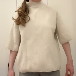Beige polotröja med trekvartsärm -  En stilren beige polotröja med trekvartsärm från Zara. Endast använd 1 gång 