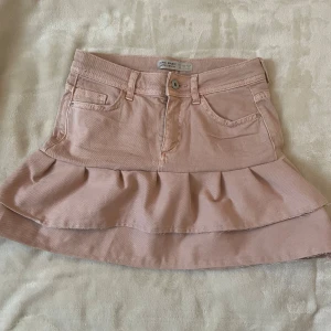 Rosa kjol från Zara Basic - Säljer denna jättefina volangkjolen!                       Egensydd! Midjemått: 34 cm 🌺🌺💕skriv inan köp!!!!!!