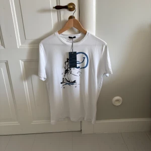 Jacob Cohën t-shirt - Säljer nu ett riktigt snygg vit Jacob Cohën T-shirt 🌟| Bra skick 8/10 (använt en del gånger) | Storlek: Medium | Tags finns | Hör av dig vid minsta lilla fundering! | A&Wfashion 🙌🏻