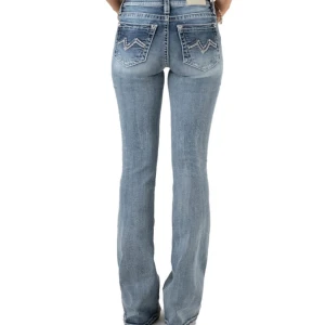 Miss Me Blå bootcut jeans - Snygga blå bootcut jeans med klassisk femficksdesign och slitna detaljer. Perfekta för en avslappnad stil. De har en normal passform och är tillverkade i denim.