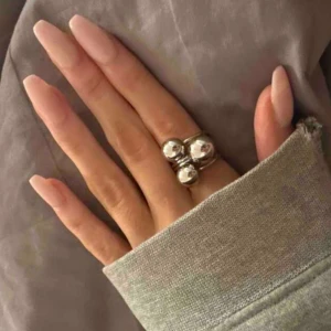 Ring kulor - Trendig silverfärgad ring med tre stora, blanka kulor som ger ett unikt och modernt utseende. Perfekt för att ge en stilren touch till din outfit.