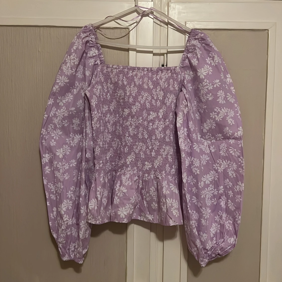 Lila blommig topp från Pernilla Wahlgren