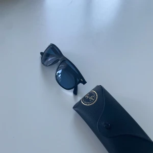 Ray ban - Här har vi ett par snygga ray bans som är väldigt snygga och är knappt använda. Det är en snygg mörkblå lins i dom. Allt tillbehör följer med.