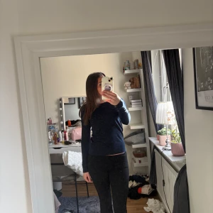 Mörkblå tröja - Säljer denna superfina mörkblåa toppen med 3 guldfärgade knappar vid ärmarna ifrån Lindex. Priset kan diskuteras och frakten ingår inte💗💗