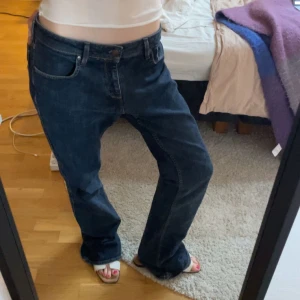 Mörkblå jeans - Säljer ett par mörkblå jeans med en klassisk femficksdesign. De har en rak passform och lågmidjade