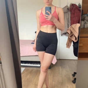 Svarta träningsshorts från Gymshark - Säljer ett par svarta träningsshorts från Gymshark❤️ De har använts 2-3 gånger och är i mycket bra skick✨