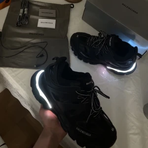 Balenciaga Tracks LED (perfekt skick!) - Tjena, som ni ser så säljer jag nu mina jätta fina led tracks som är i väldigt bra skick! Skorna är bara använda fåtal gånger. Mestadels inomhus.. ALLT på bilden ingår! Vid övriga frågor hör av dig! 