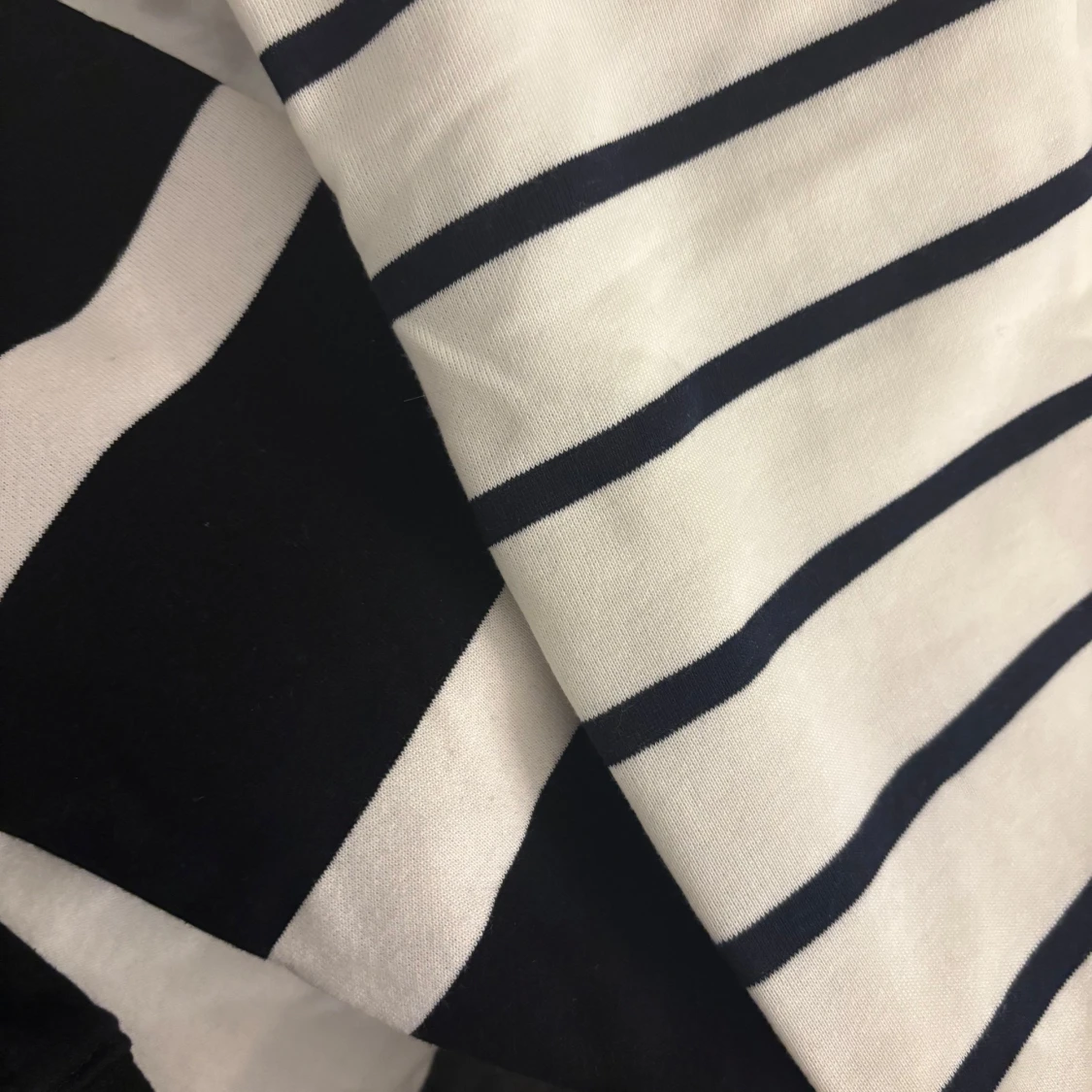 Randiga tröjor i svart och vit - 2