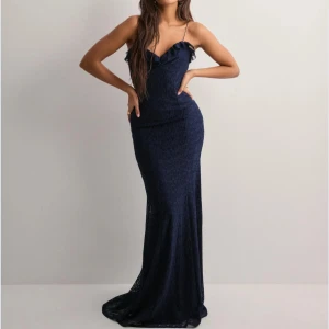 Marinblå balklänning - Intressekoll på min balklänning som är oanvänd. Från Nelly storlek S. Nypris: 899kr