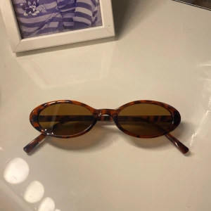 Bruna solglasögon - Supersnygga trendiga solglasögon som är i väldigt bra skick! Vet inte riktigt märke då jag köpt de second hand men så fina.💞