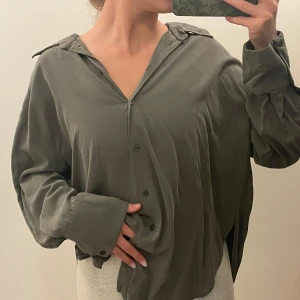 Grön skjorta från Zara - Superfin militärgrön skjorta från ZARA. Storlek S men oversize 🩷 Mjukt material & i nyskick då jag knappt använt den.😊