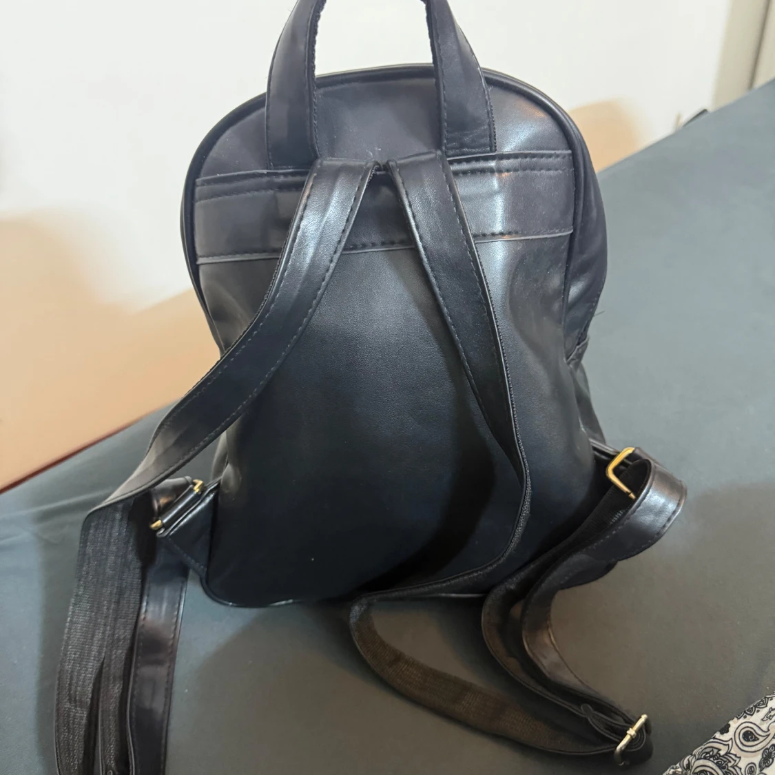 Svart quiltad ryggsäck med fransar - 1