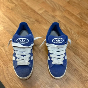 Blå Adidas campus 00 - Snygga blå Adidas campus. En del använda men sitter fint och har inga större märken. Pris kan diskuteras.