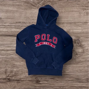 Hoddie från polo Ralph lauren - Säljer en snygg hoodie från Ralph lauren. Skicket är topp utan defekter. 