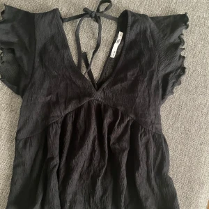 Svart topp - Snygg svart topp, helt oanvänd.