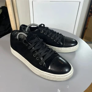 Lanvin Cap Toe 43 - Snygga svarta sneakers från Lanvin med en stilren design. De är en äldre model och har en lite mjukare Cap Toe. De är replacement sula