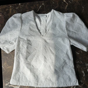 Dante 6 - Vit blus med liten puffärm 