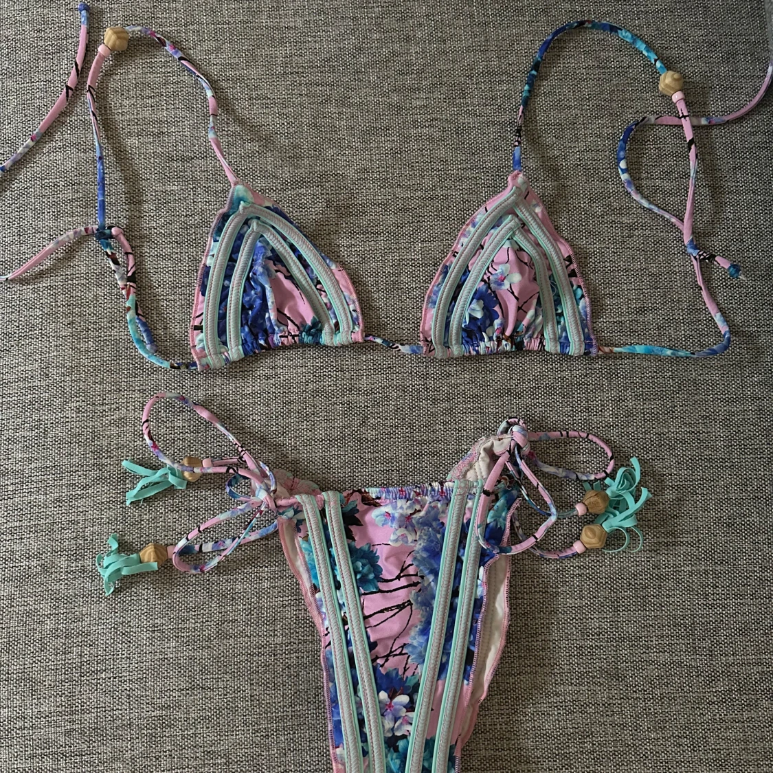 Flerfärgad bikini med blommönster - 1