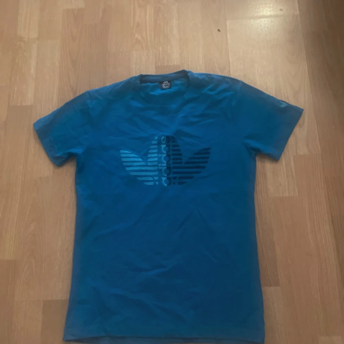 Blå t-shirt från Adidas