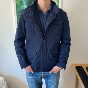 Massimodutti jacka - Väldigt stilig massimodutti jacka i väldigt fin färg och kvalite. Väldigt bra skick och nypris ligger på cirka 1999kr. Skriv om ni har frågor 😊