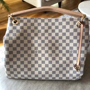 Louis Vuitton väska  - Liten skada på handtaget därav priset 