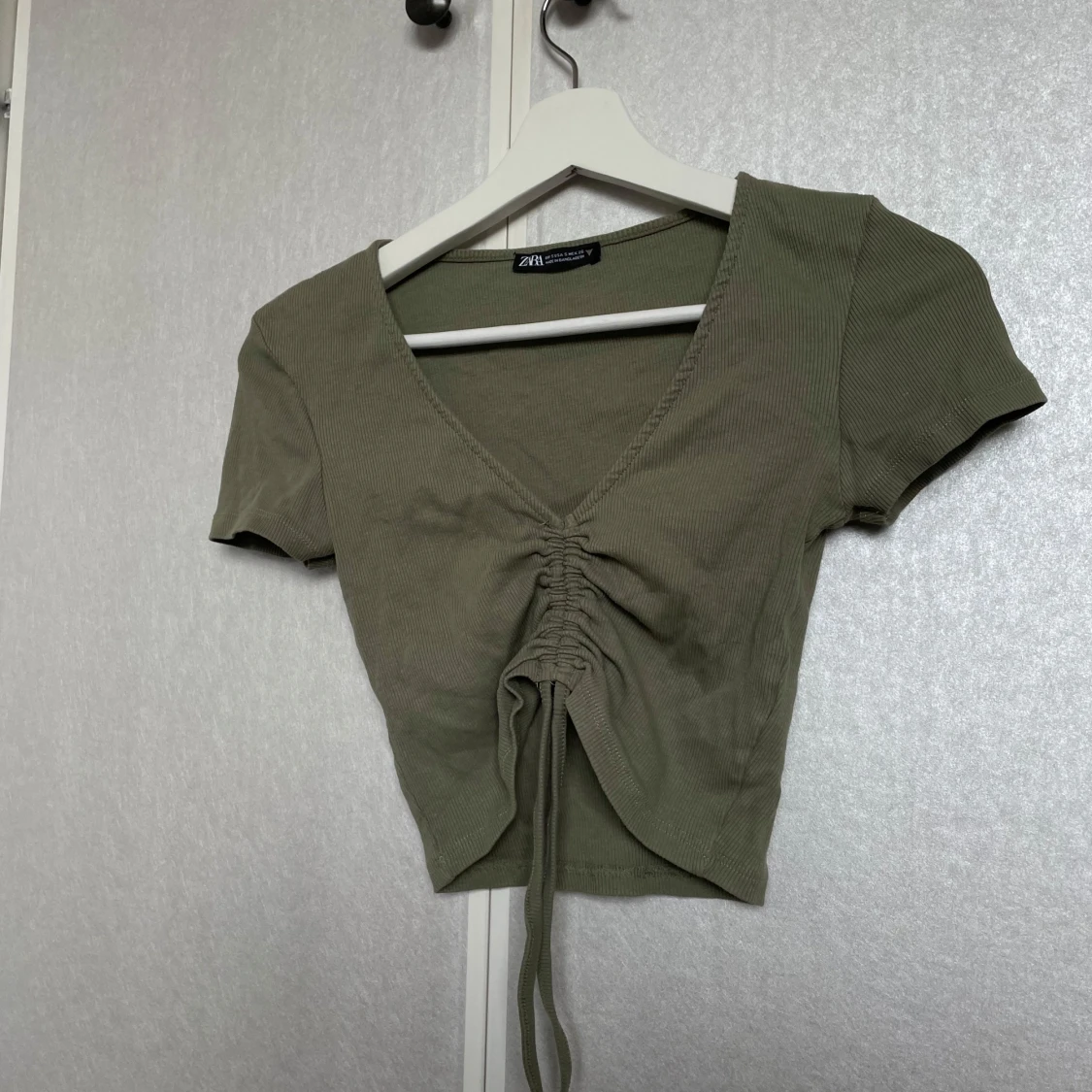 Olivgrön ribbad topp från Zara