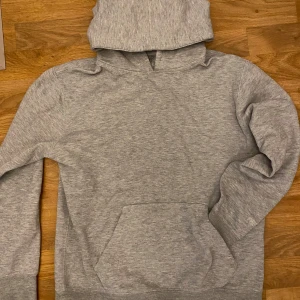 Pull & Bear hoodie - Riktigt soft skön hoodie som sitter bra. Bra luva och fickor, väldigt simpel och varm! 
